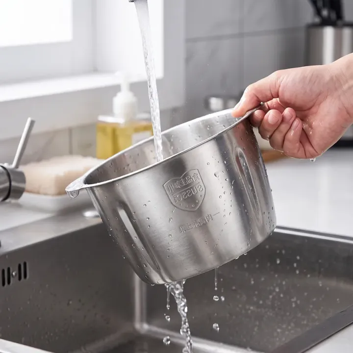 Bolul din inox se scoate și se spală sub jet de apă